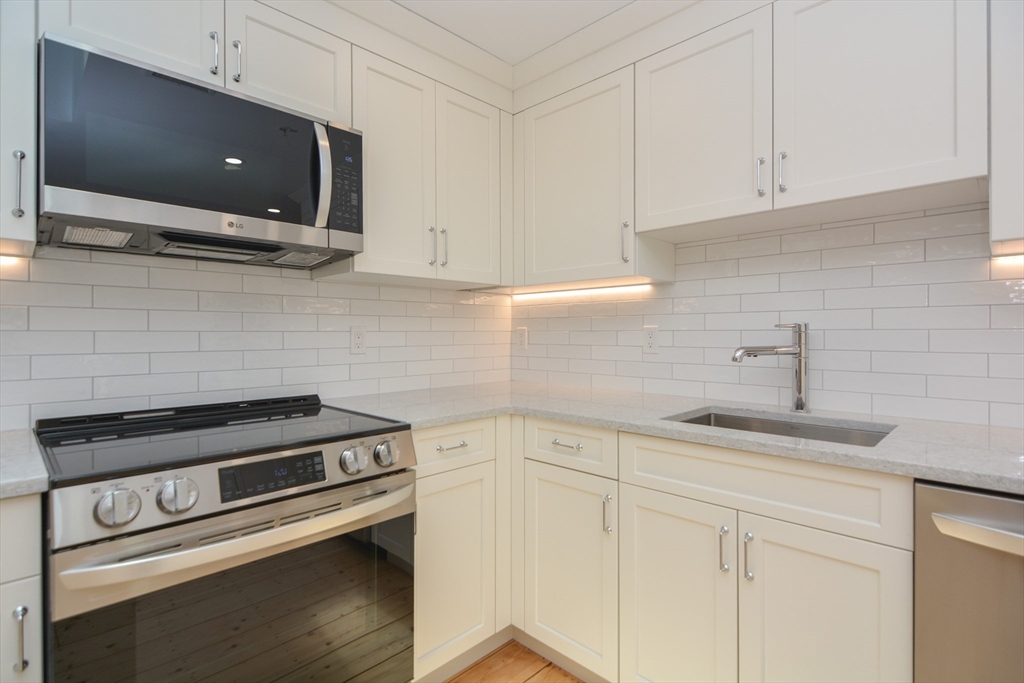 2 bed, 1 bath apartment for rent at 9 State St Unit 7, Marblehead — photo 2 of 32