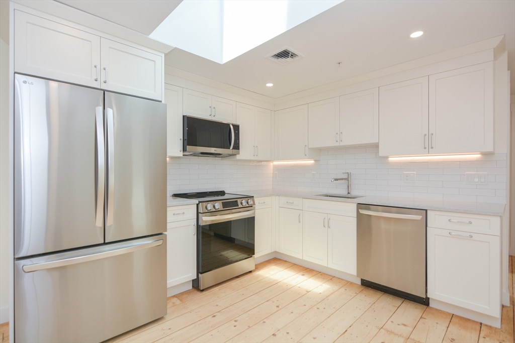 2 bed, 1 bath apartment for rent at 9 State St Unit 7, Marblehead