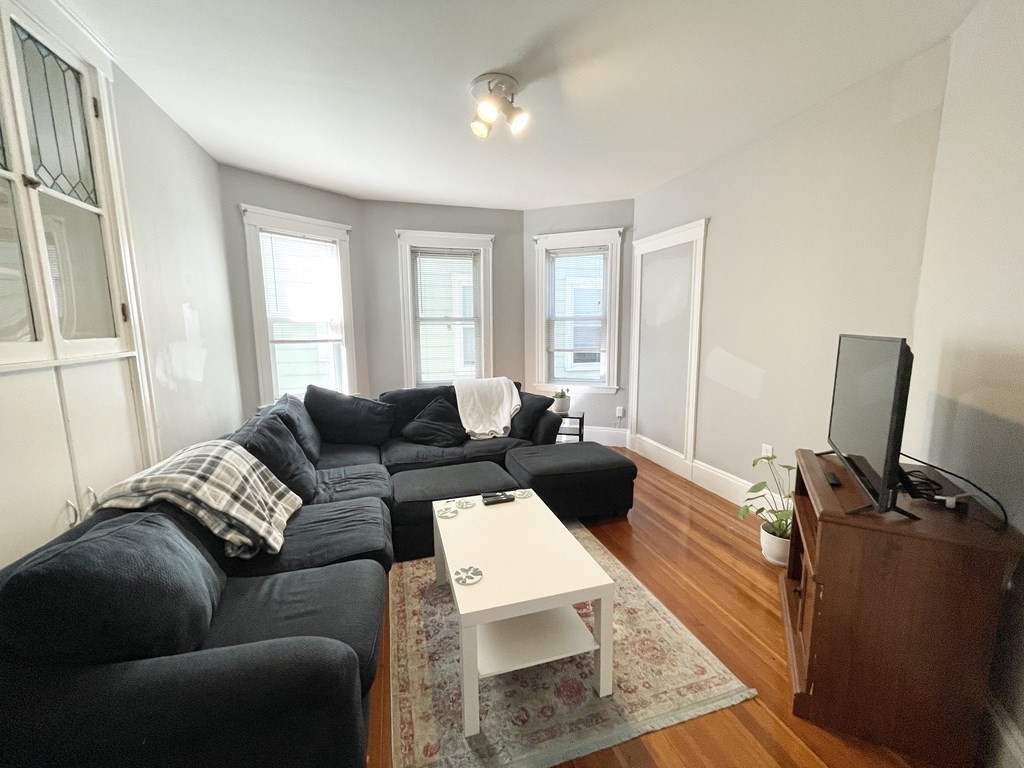 4 bed, 1 bath apartment for rent at 9 Taft Unit 2, Dorchester — photo 3 of 10