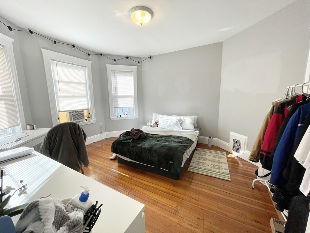 4 bed, 1 bath apartment for rent at 9 Taft Unit 2, Dorchester — photo 5 of 10