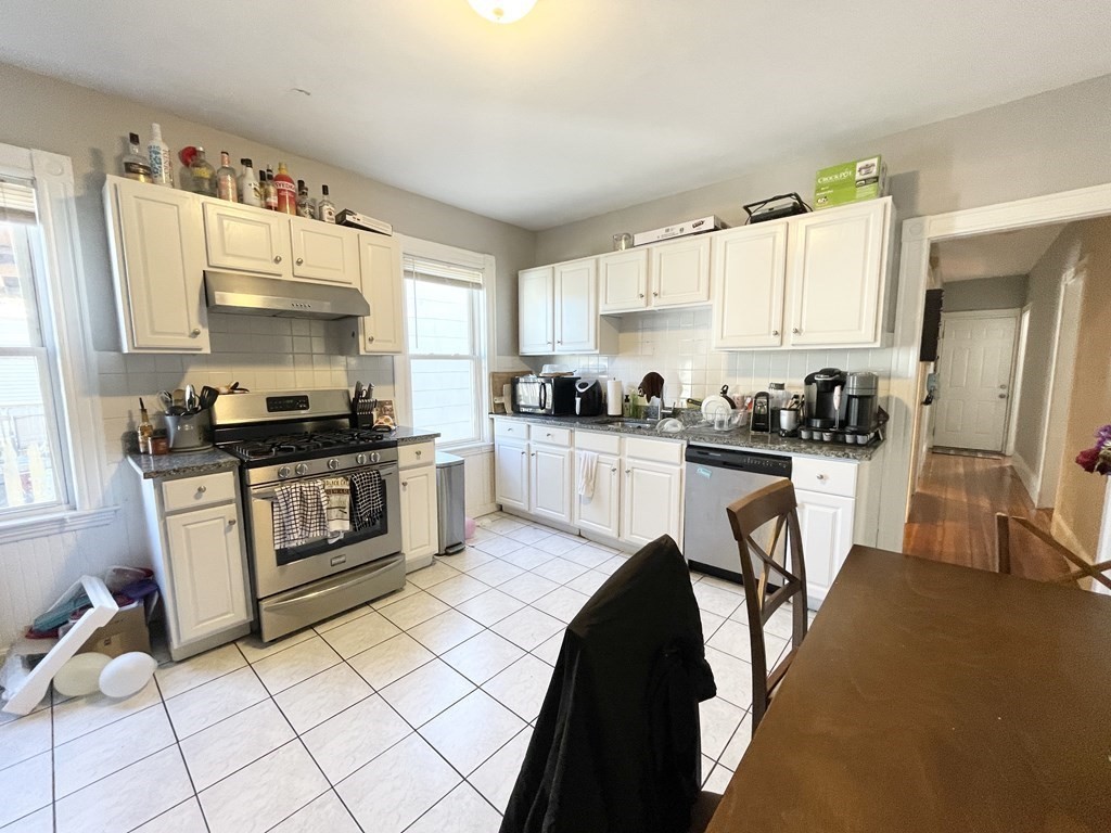 4 bed, 1 bath apartment for rent at 9 Taft Unit 3, Dorchester — photo 2 of 10
