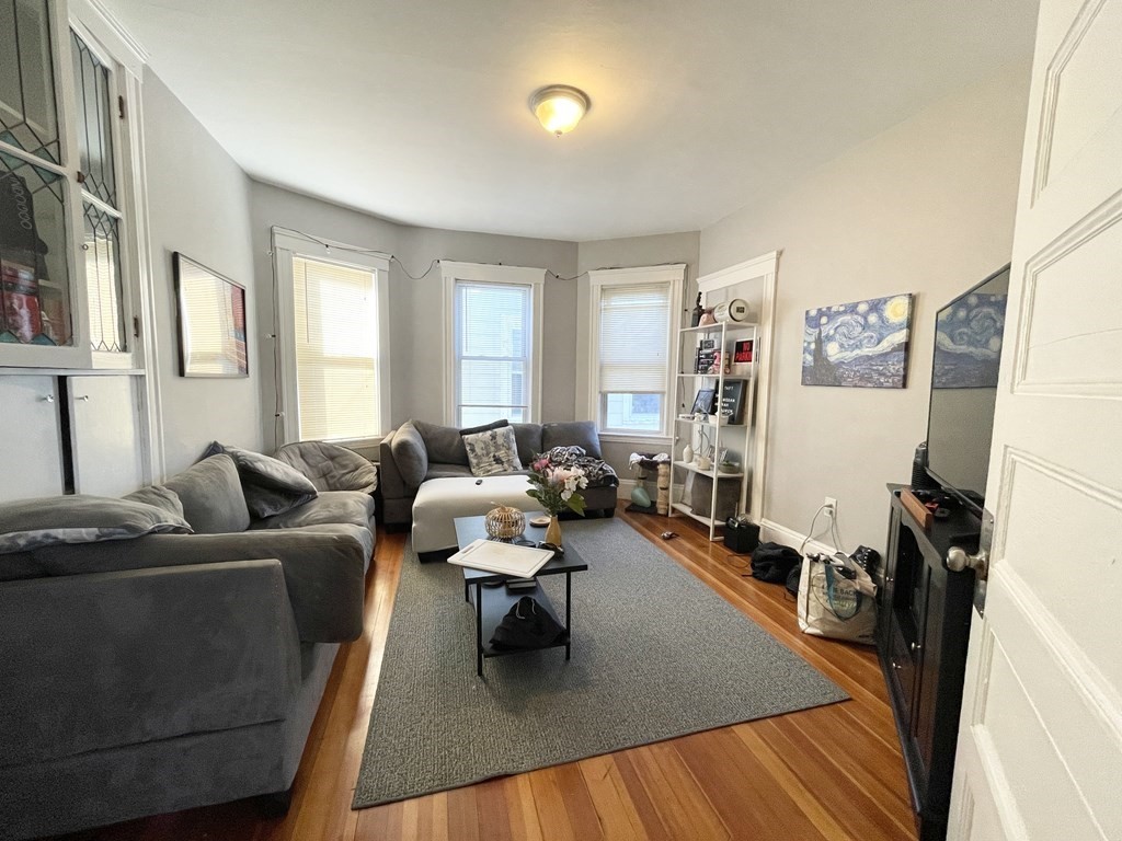 4 bed, 1 bath apartment for rent at 9 Taft Unit 3, Dorchester — photo 3 of 10