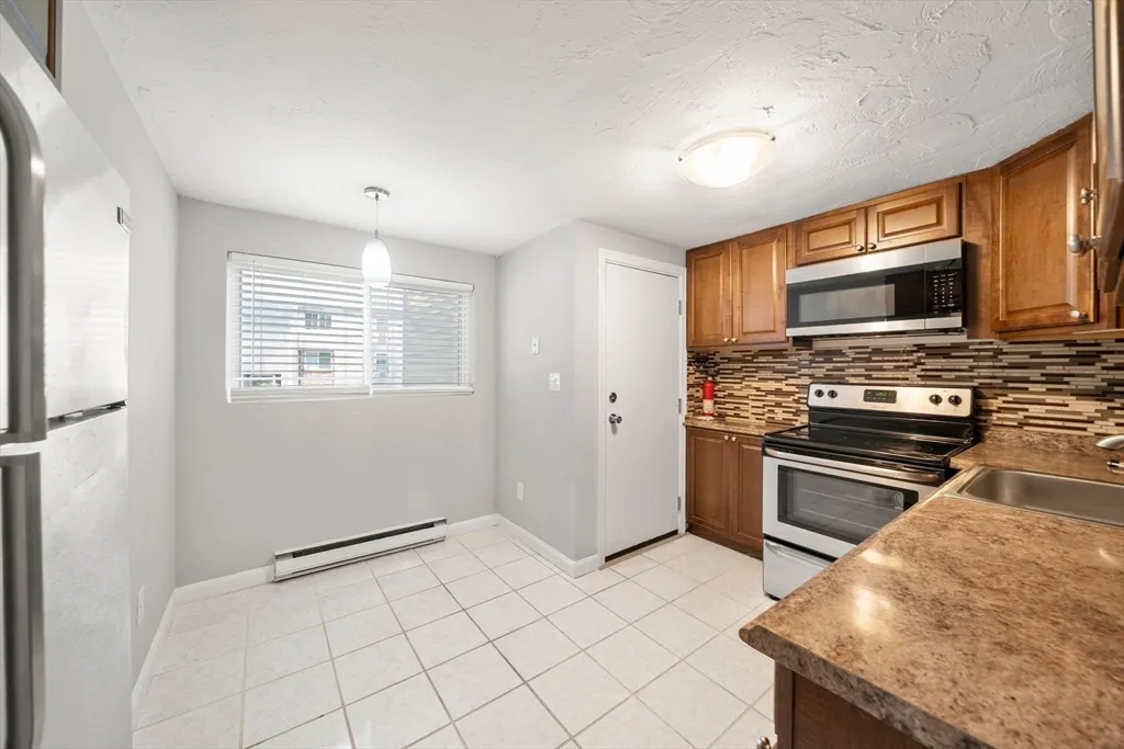 2 bed, 1 bath apartment for rent at 9 Tideview Path Unit 10, Plymouth — photo 2 of 9