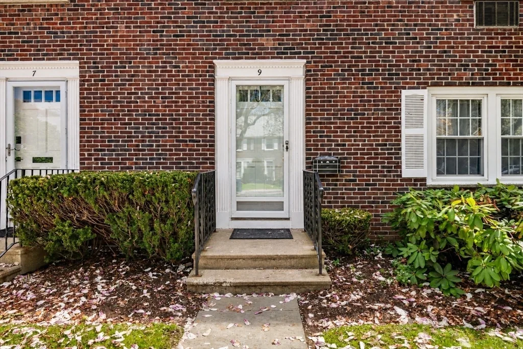 2 bed, 2 bath apartment for rent at 9 Town House Dr Unit 9, Newtonville — photo 2 of 26
