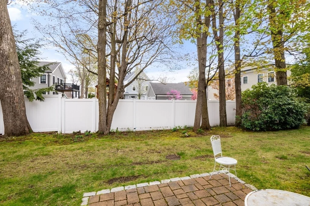2 bed, 2 bath apartment for rent at 9 Town House Dr Unit 9, Newtonville — photo 3 of 26