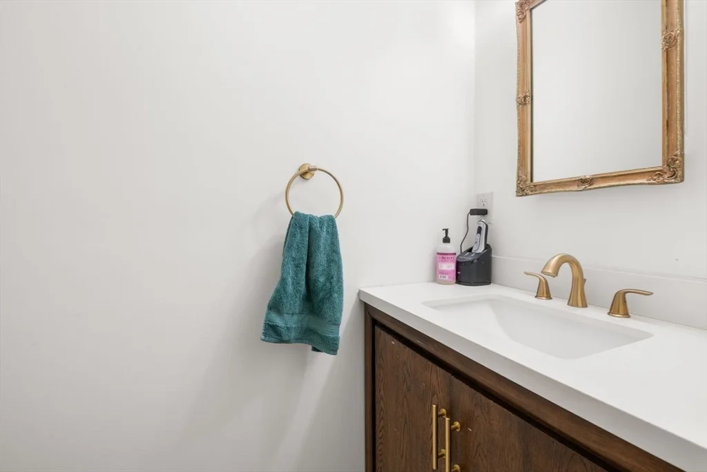 2 bed, 2 bath apartment for rent at 9 Town House Dr Unit 9, Newtonville — photo 14 of 26