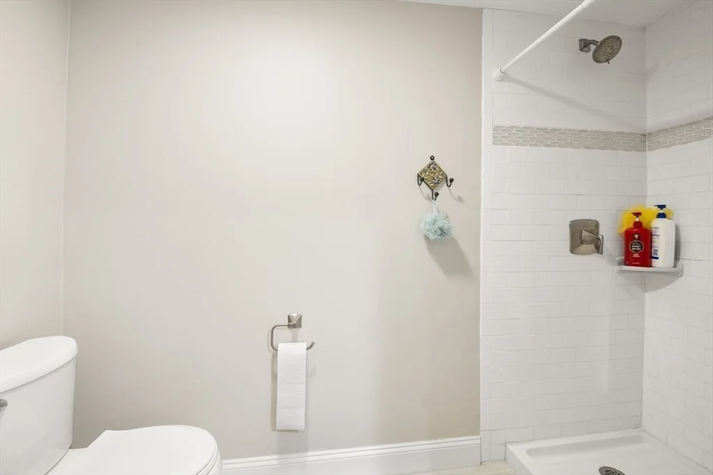 2 bed, 2 bath apartment for rent at 9 Town House Dr Unit 9, Newtonville — photo 24 of 26