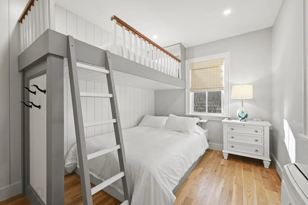 8+ bed, 4+ bath apartment for rent at 9 Tuckernuck Ave, Oak Bluffs — photo 23 of 30