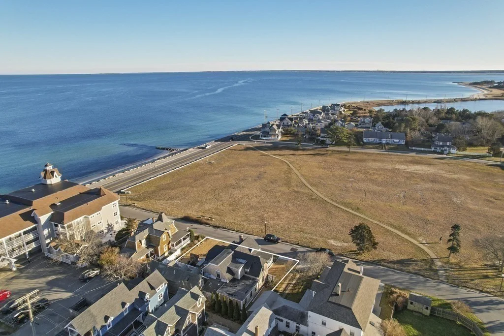 8+ bed, 4+ bath apartment for rent at 9 Tuckernuck Ave, Oak Bluffs — photo 8 of 30