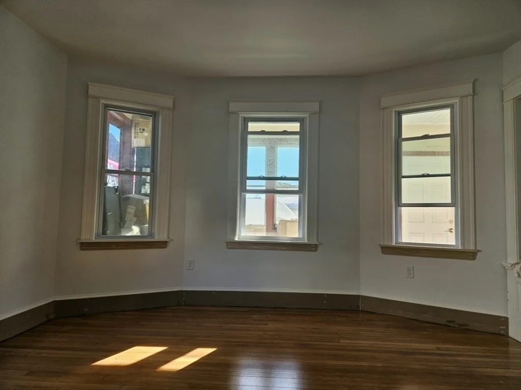 3 bed, 1 bath apartment for rent at 9 Victoria Unit 1, Lowell — photo 7 of 8