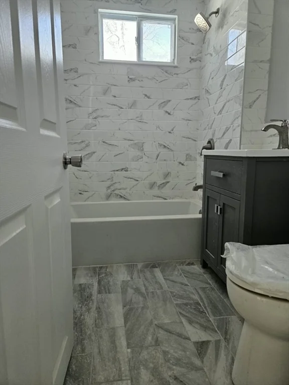 3 bed, 1 bath apartment for rent at 9 Victoria Unit 1, Lowell — photo 2 of 8
