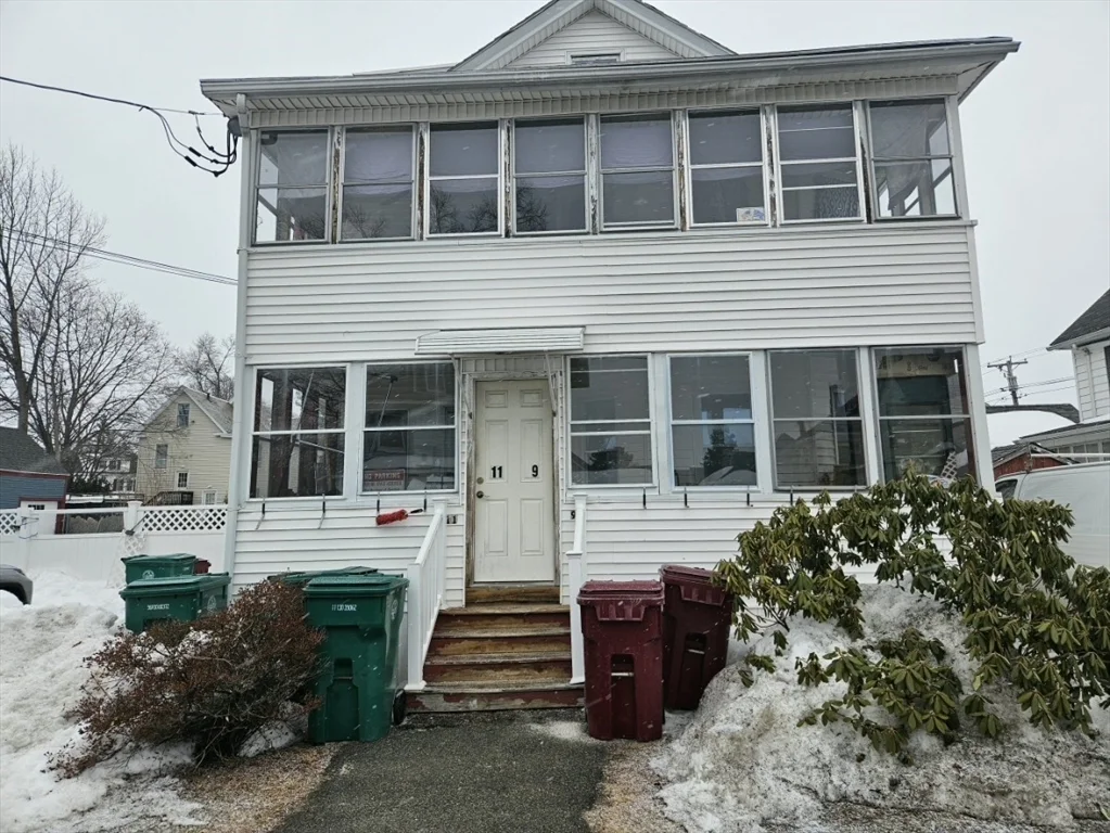 3 bed, 1 bath apartment for rent at 9 Victoria Unit 1, Lowell — photo 1 of 8