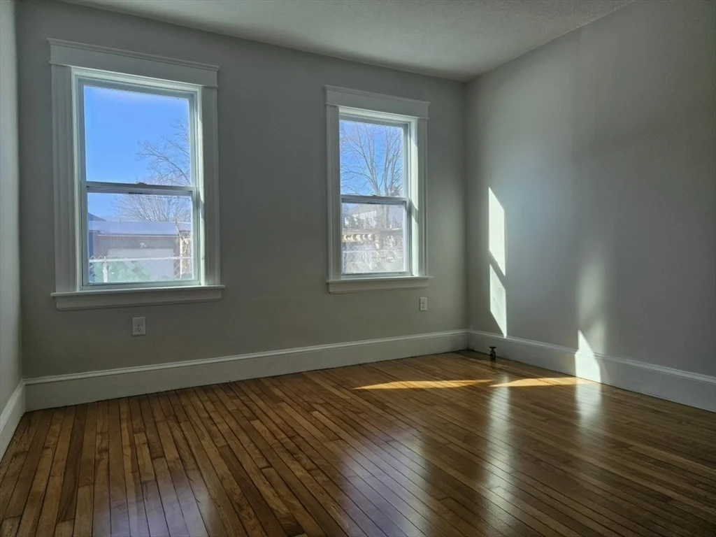 3 bed, 1 bath apartment for rent at 9 Victoria Unit 1, Lowell — photo 6 of 8