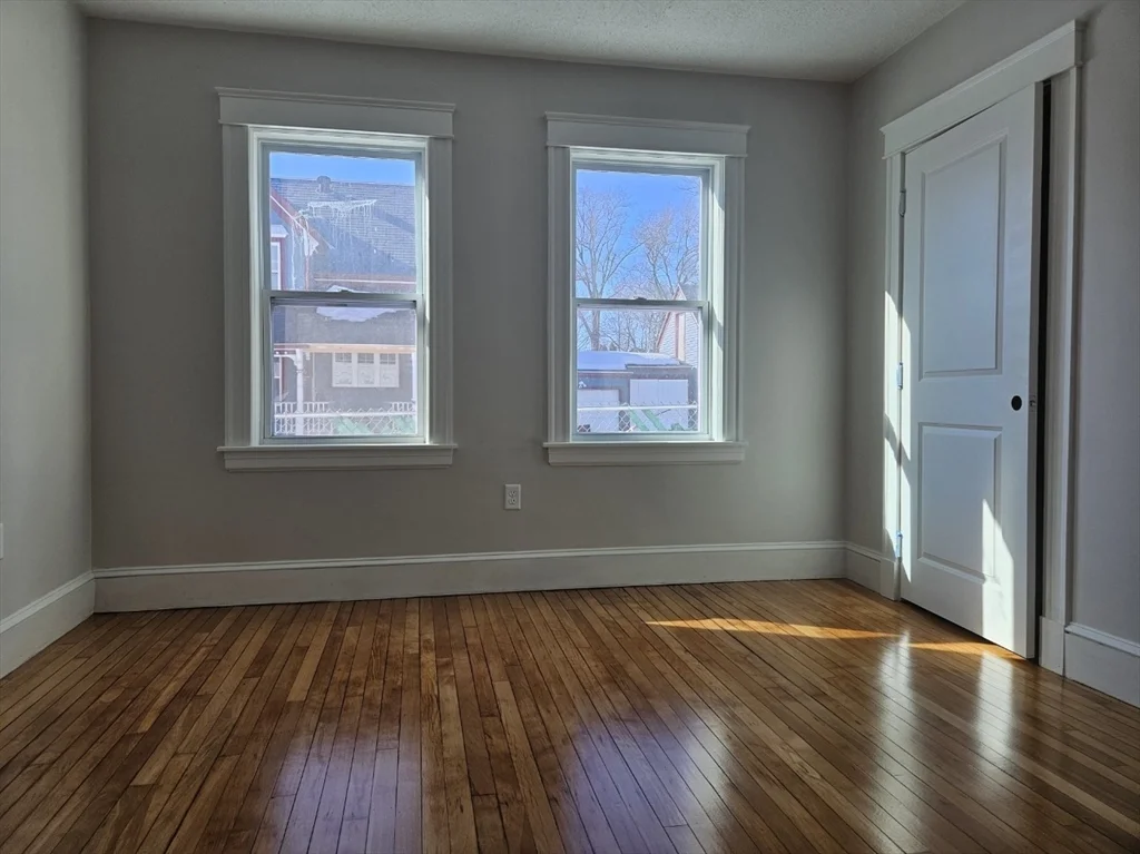 3 bed, 1 bath apartment for rent at 9 Victoria Unit 1, Lowell — photo 3 of 8