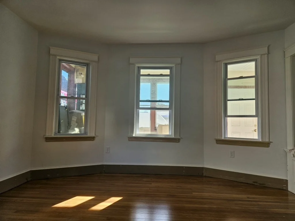3 bed, 1 bath apartment for rent at 9 Victoria Unit 1, Lowell — photo 5 of 8