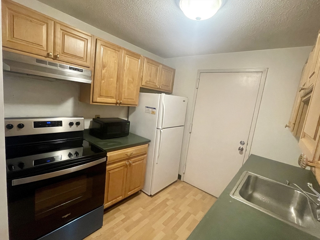 1 bed, 1 bath apartment for rent at 9 Village Rock Ln Unit 11, Natick — photo 2 of 18
