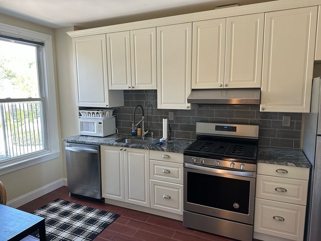 3 bed, 1 bath apartment for rent at 9 Wallingford Rd Unit 2, Brighton — photo 3 of 13