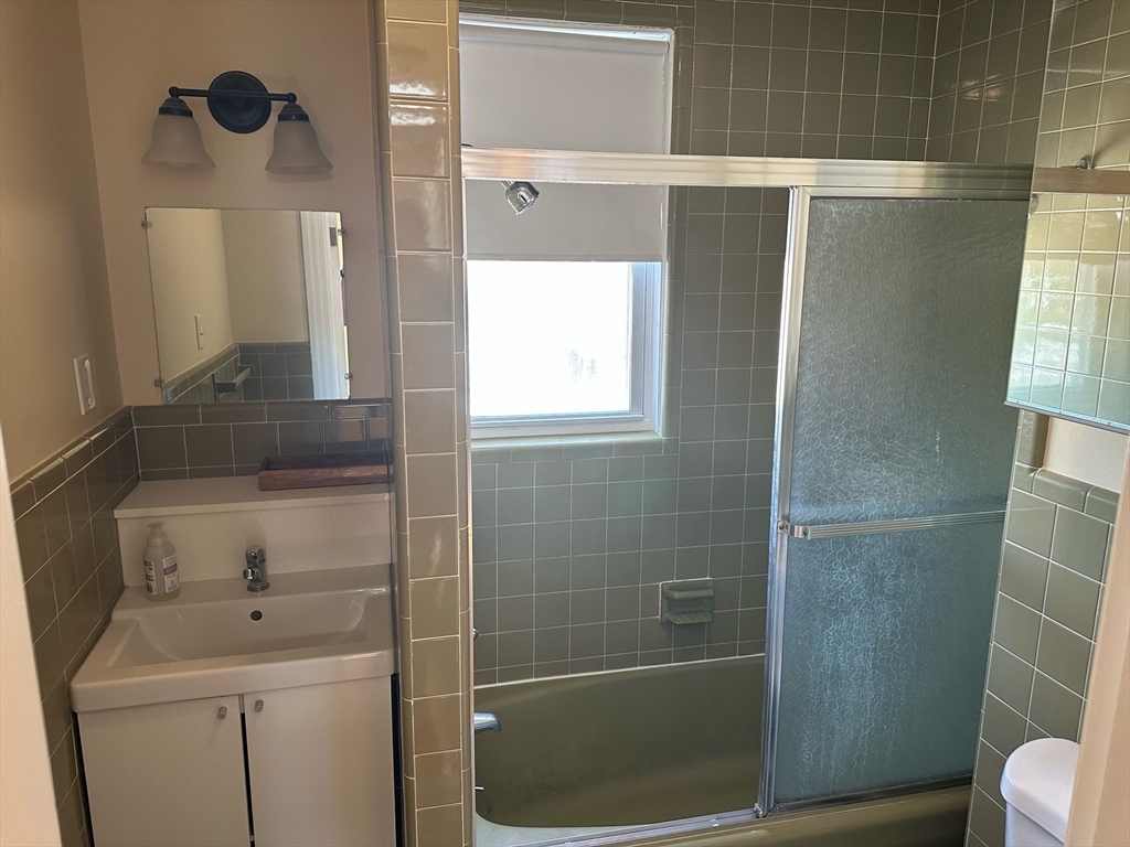 3 bed, 1 bath apartment for rent at 9 Wallingford Rd Unit 2, Brighton — photo 9 of 13