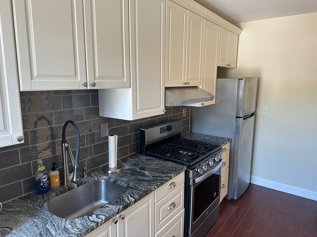 3 bed, 1 bath apartment for rent at 9 Wallingford Rd Unit 2, Brighton — photo 4 of 13