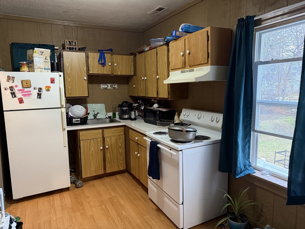 1 bed, 1 bath apartment for rent at 9 Whitcomb St Unit 2R, Webster — photo 2 of 5