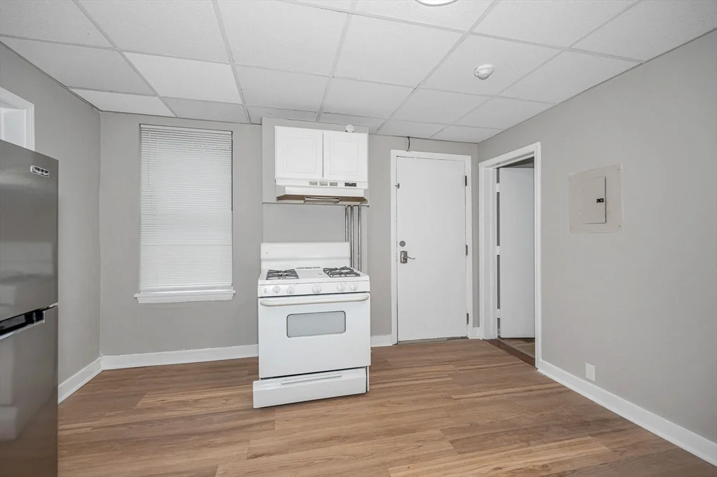 2 bed, 1 bath apartment for rent at 90 Appleton St Unit U:7, Lowell — photo 5 of 13