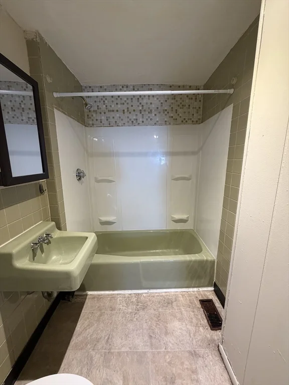 1 bed, 1 bath apartment for rent at 90 Bacon Steet Unit 1, Waltham — photo 8 of 9