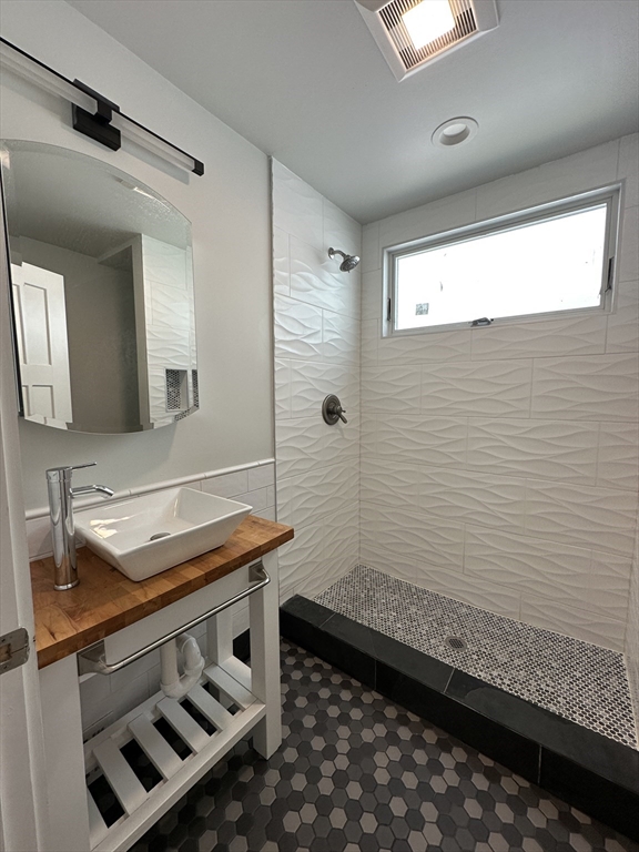 4 bed, 3 bath apartment for rent at 90 Bartlett St Unit 1, Winter Hill — photo 14 of 23