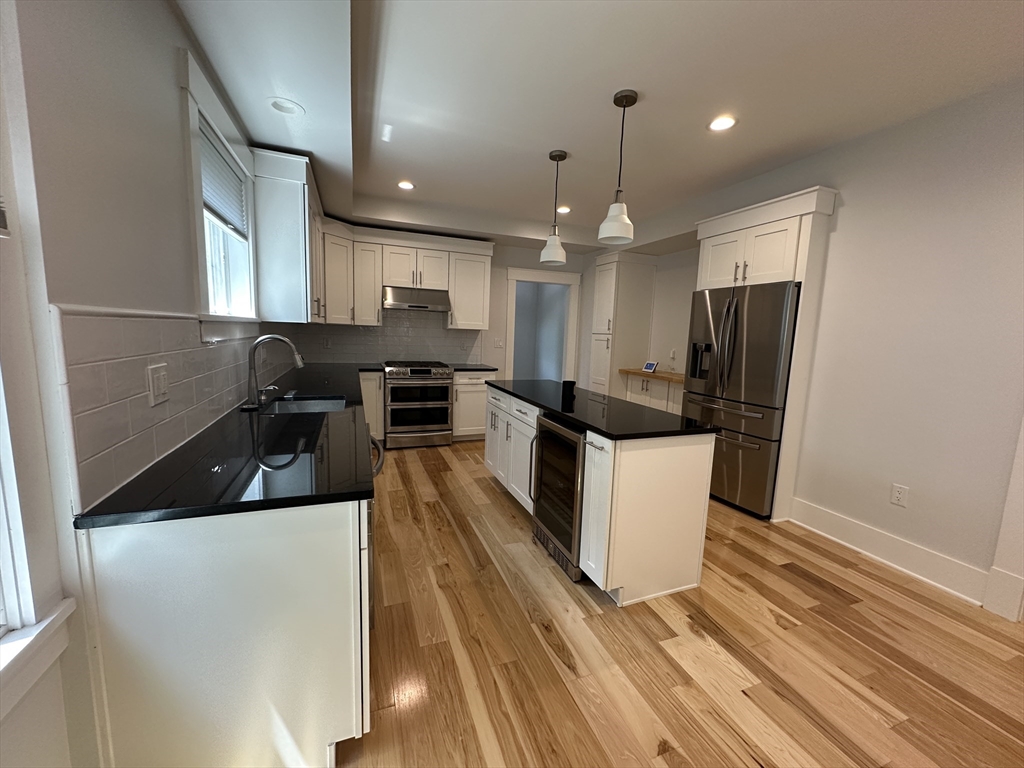 4 bed, 3 bath apartment for rent at 90 Bartlett St Unit 1, Winter Hill — photo 5 of 23