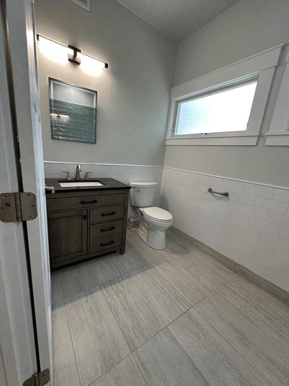 4 bed, 3 bath apartment for rent at 90 Bartlett St Unit 1, Winter Hill — photo 13 of 23