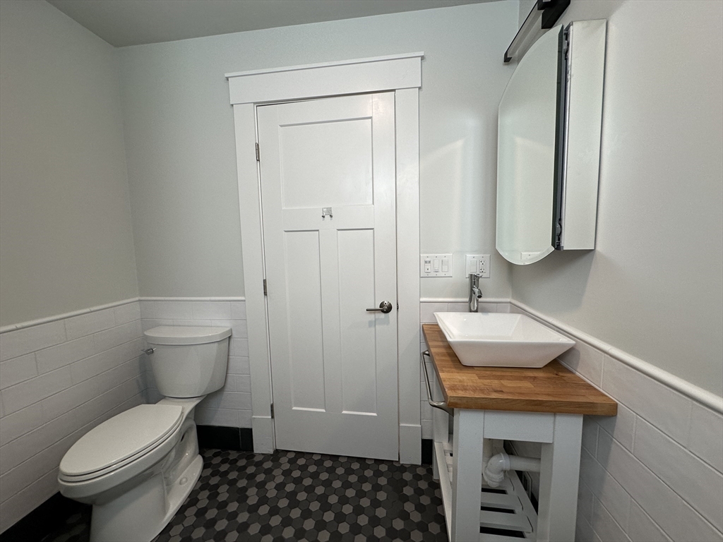 4 bed, 3 bath apartment for rent at 90 Bartlett St Unit 1, Winter Hill — photo 15 of 23