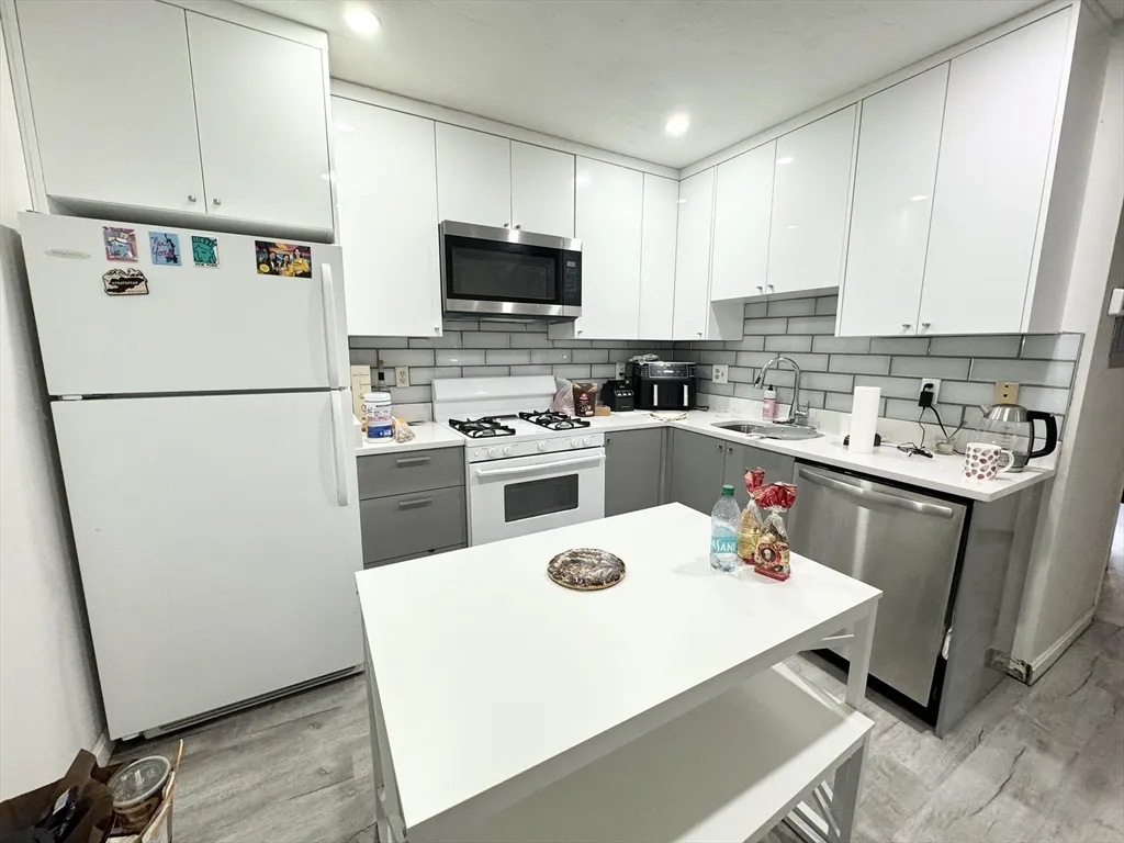 3 bed, 1 bath apartment for rent at 90 Hammond St Unit 2, South End — photo 1 of 5