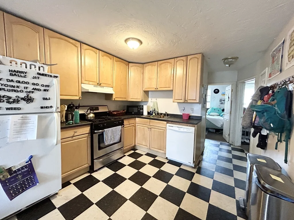 3 bed, 1 bath apartment for rent at 90 Hammond St Unit 3, South End — photo 1 of 8