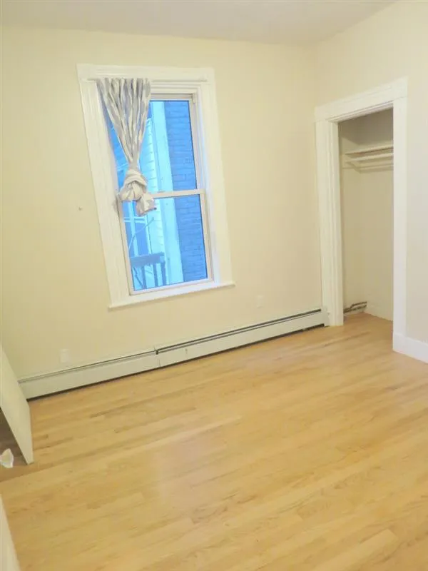 4 bed, 1 bath apartment for rent at 90 Norfolk St Unit 4, The Port — photo 10 of 14