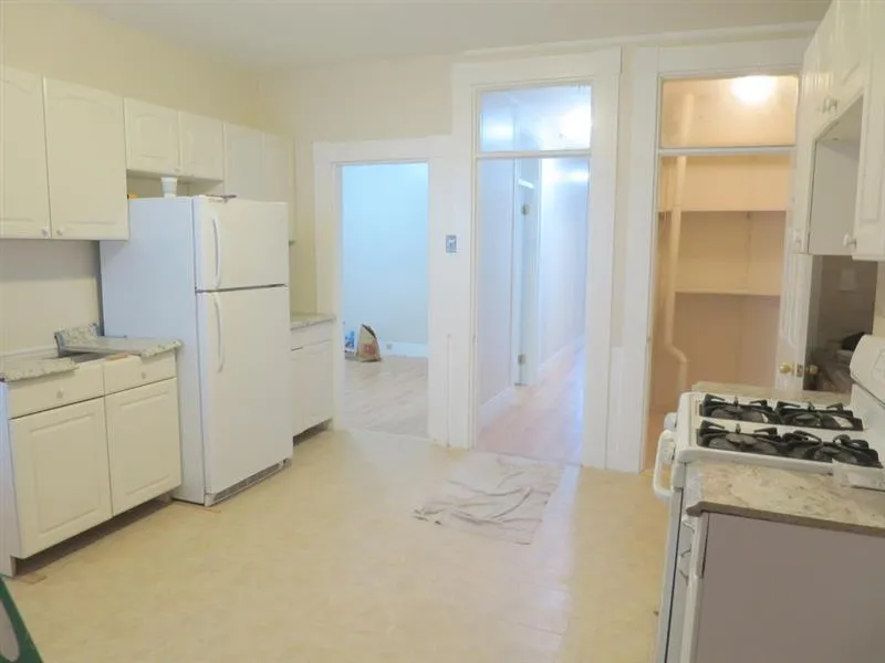 4 bed, 1 bath apartment for rent at 90 Norfolk St Unit 4, The Port — photo 5 of 14