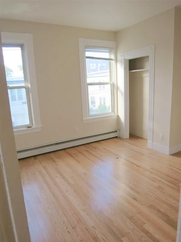 4 bed, 1 bath apartment for rent at 90 Norfolk St Unit 4, The Port — photo 7 of 14