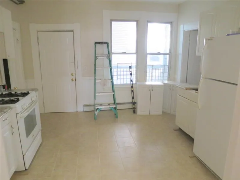 4 bed, 1 bath apartment for rent at 90 Norfolk St Unit 4, The Port — photo 6 of 14