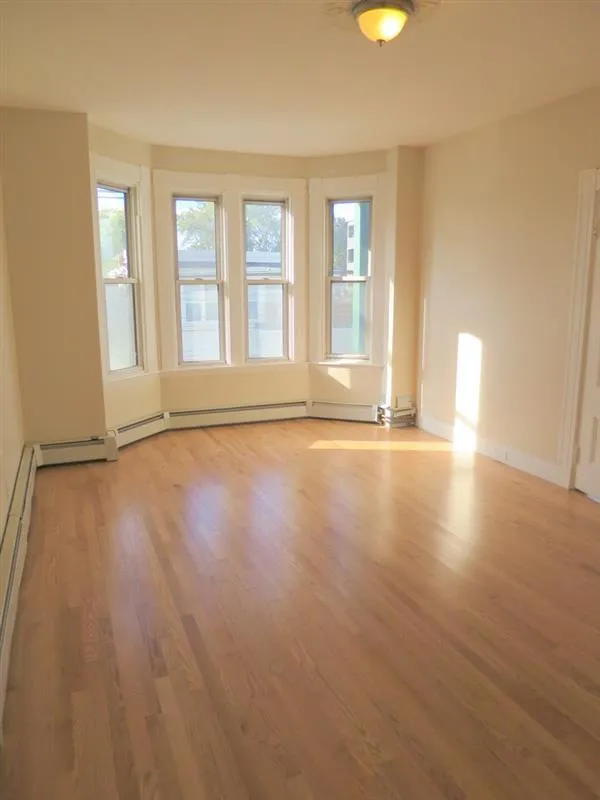 4 bed, 1 bath apartment for rent at 90 Norfolk St Unit 4, The Port — photo 2 of 14
