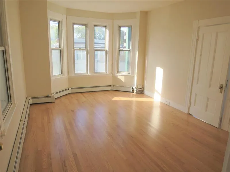 4 bed, 1 bath apartment for rent at 90 Norfolk St Unit 4, The Port — photo 3 of 14