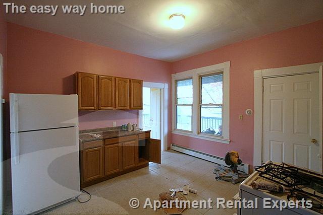 4 bed, 1 bath apartment for rent at 90 Norfolk St Unit 7, Central Square — photo 3 of 10