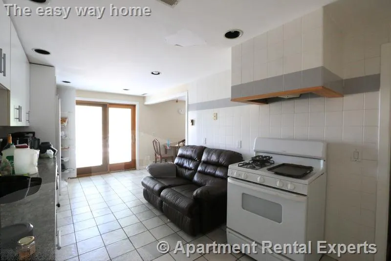 3 bed, 1 bath apartment for rent at 90 North St, Teele Square — photo 3 of 20