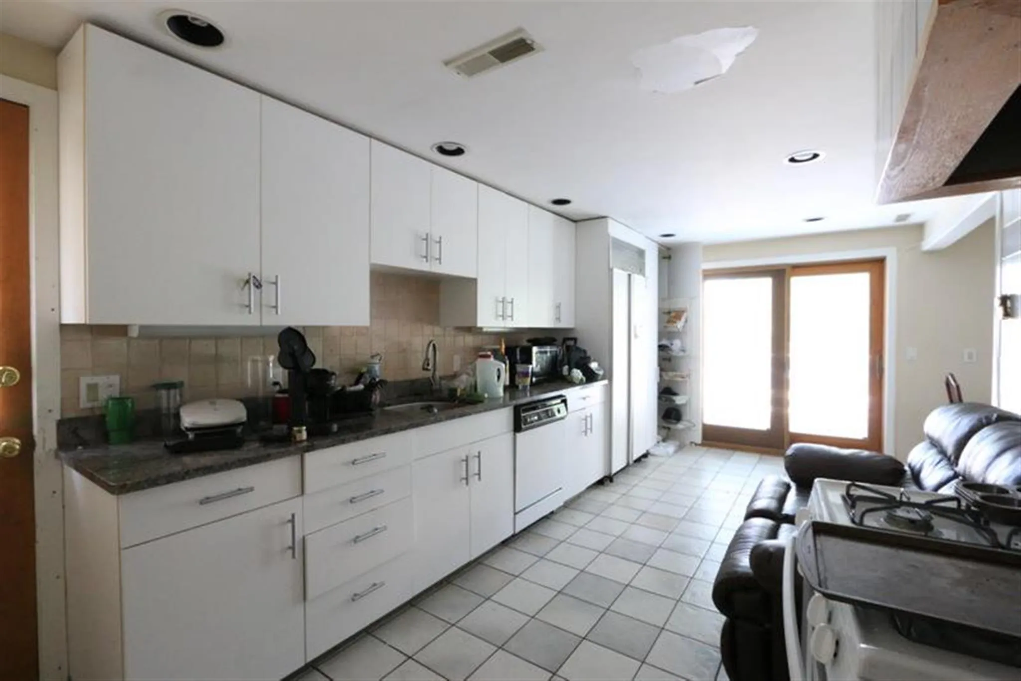 3 bed, 1 bath apartment for rent at 90 North St Unit 90, Teele Square — photo 2 of 20