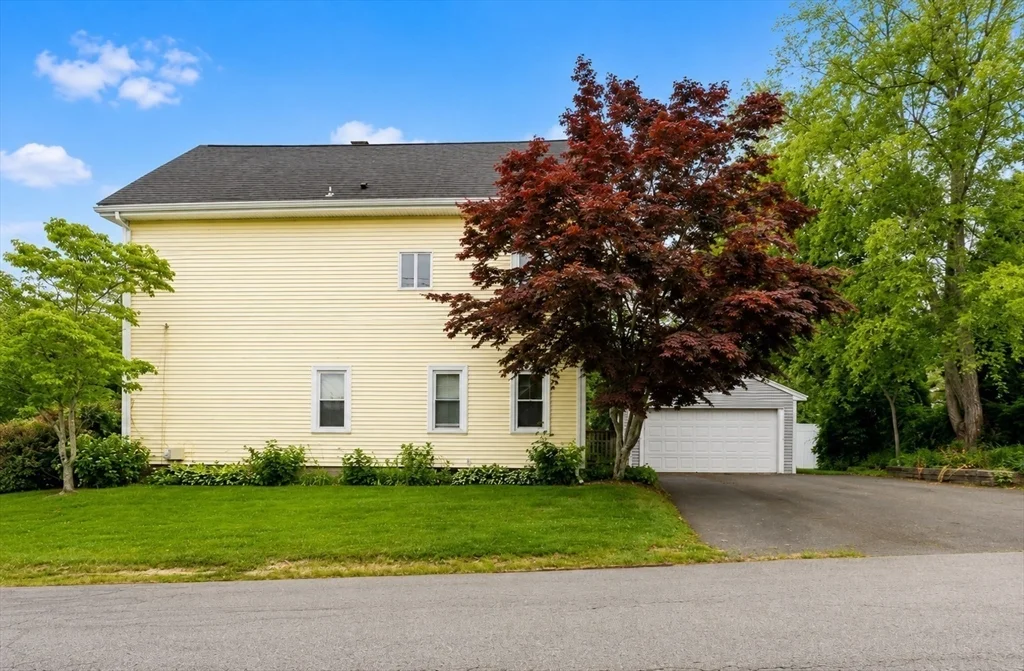 3 bed, 2 bath apartment for rent at 90 Oak St Unit 2, Middleboro — photo 2 of 20