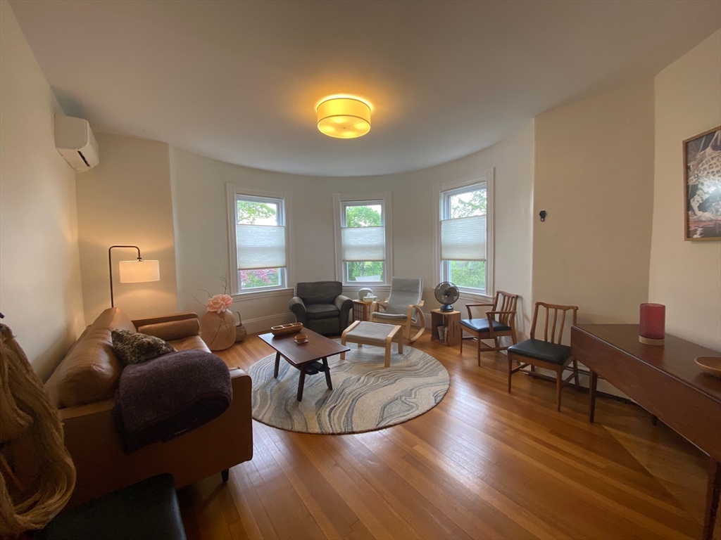 2 bed, 1 bath apartment for rent at 90 Robbins Rd Unit 2, Arlington Heights — photo 3 of 30