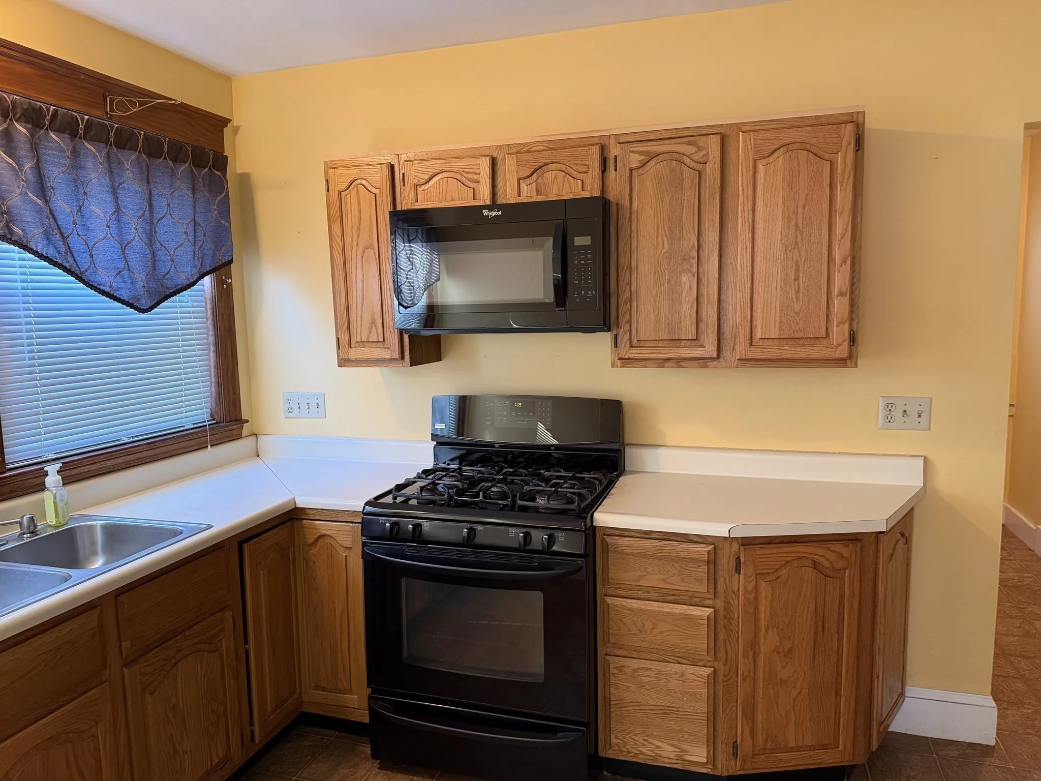 1 bed, 1 bath apartment for rent at 90 Webster St Unit 1, Winnekenni Park — photo 6 of 13