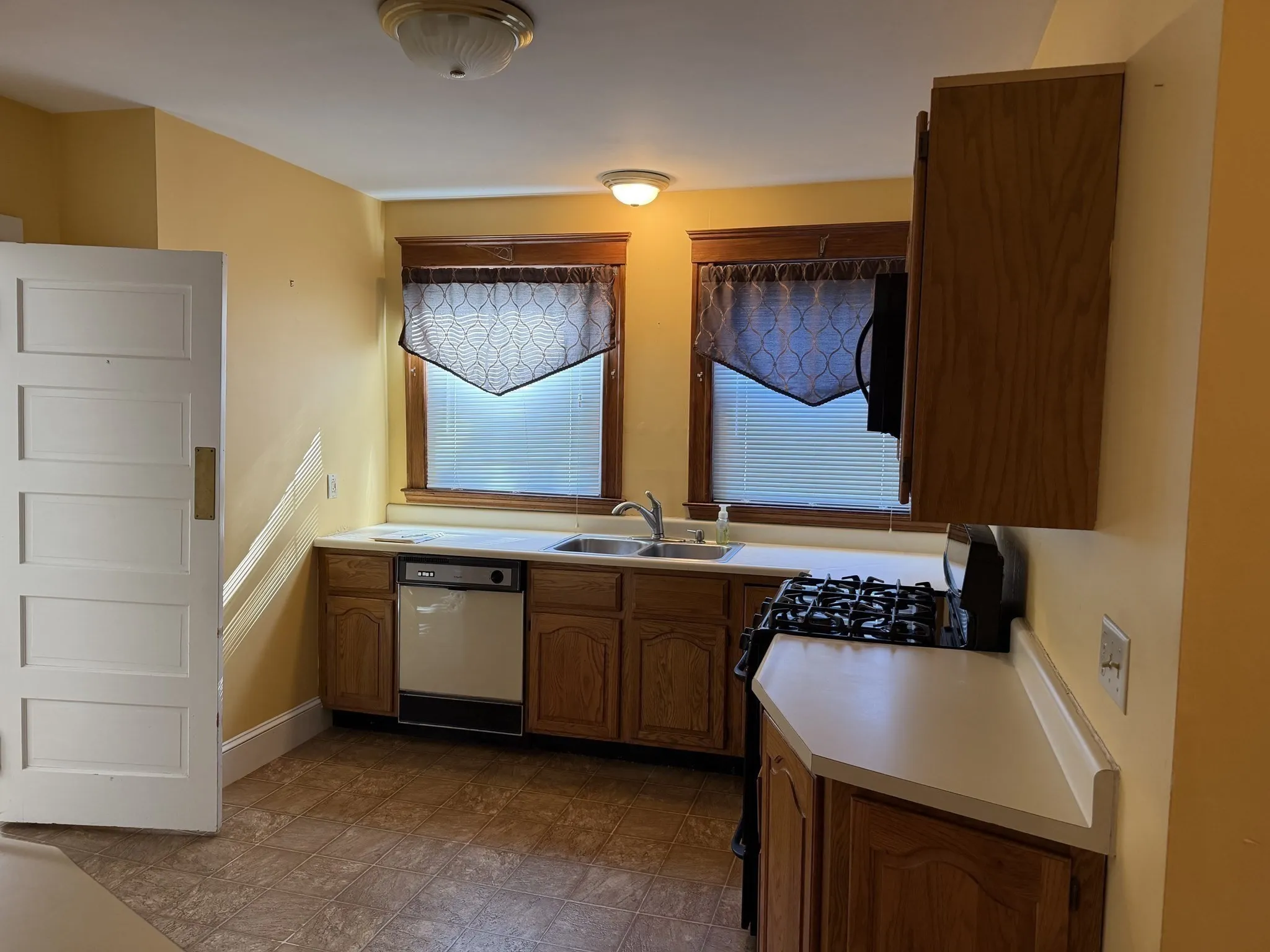 1 bed, 1 bath apartment for rent at 90 Webster St Unit 1, Winnekenni Park — photo 4 of 13