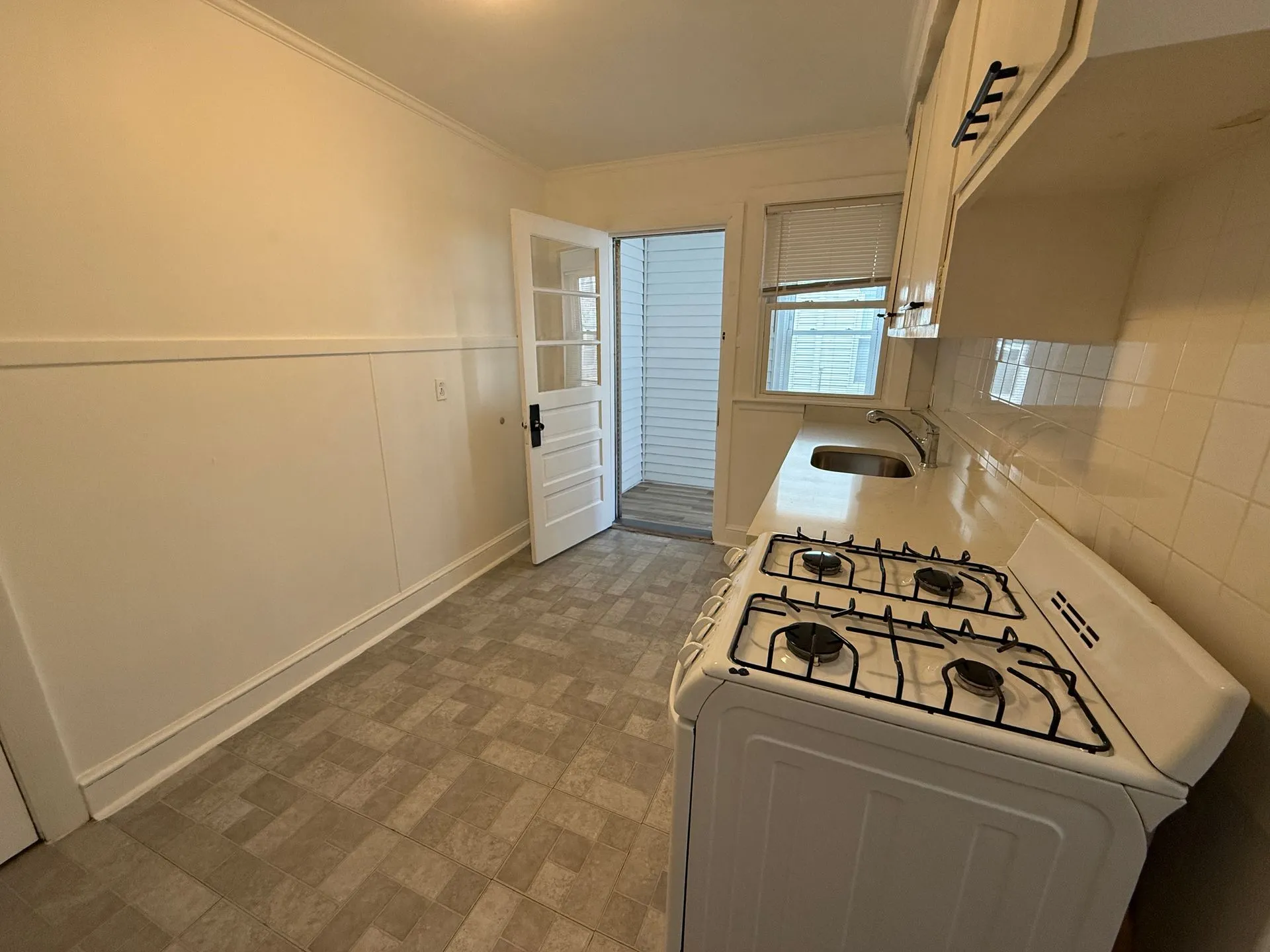 Studio bed, 1 bath apartment for rent at 90 Winthrop Shore Dr Unit 2, Winthrop — photo 3 of 19
