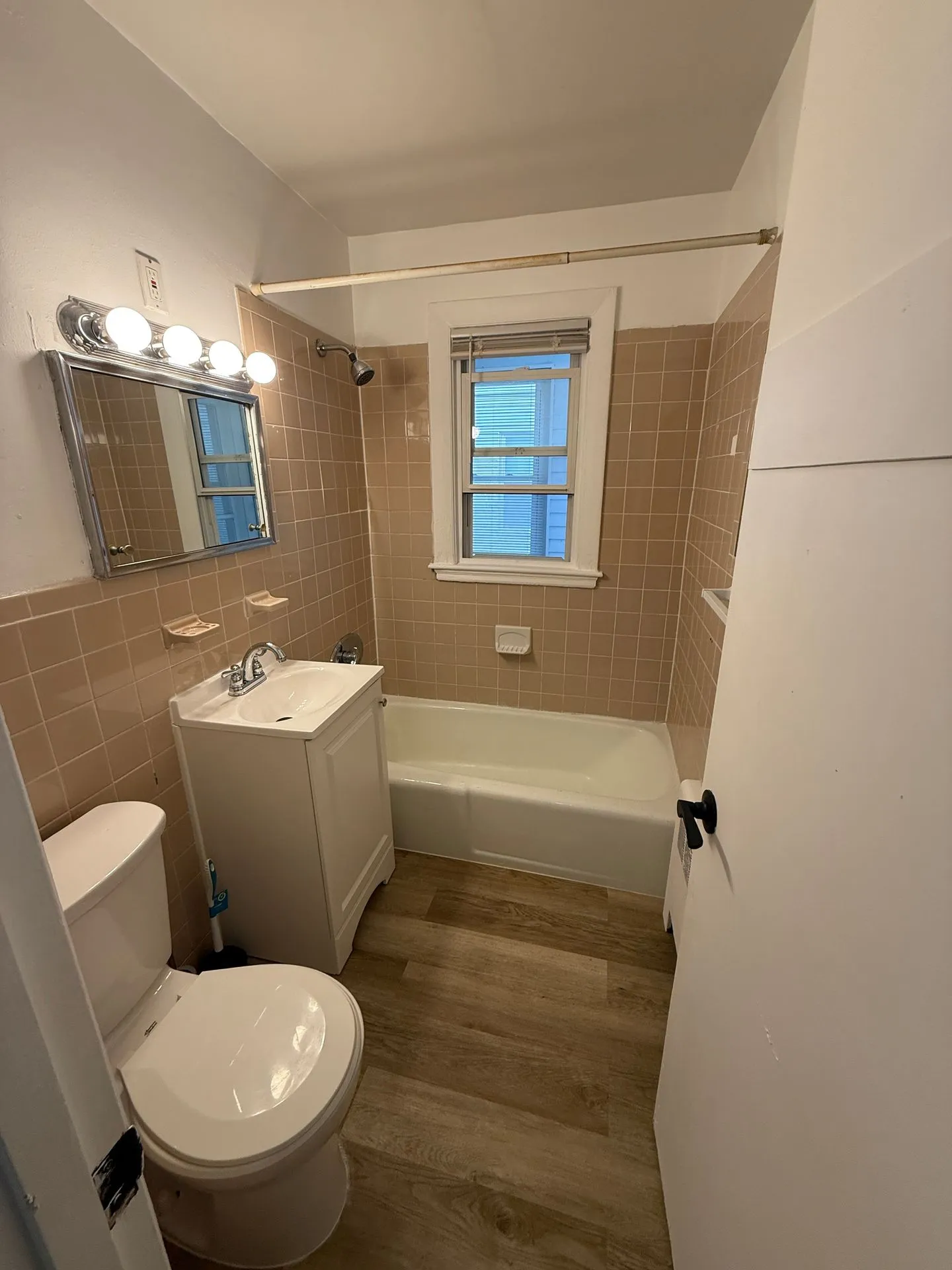 Studio bed, 1 bath apartment for rent at 90 Winthrop Shore Dr Unit 2, Winthrop — photo 9 of 19
