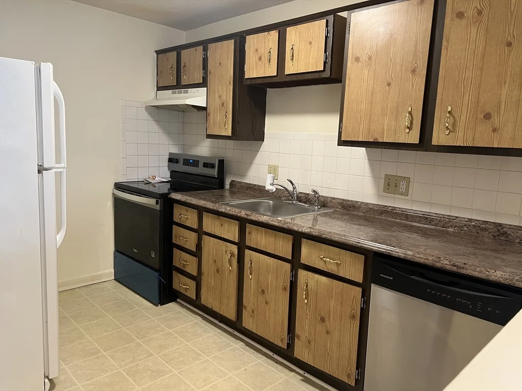 1 bed, 1 bath apartment for rent at 900 Governors Park Unit 22, Winthrop — photo 2 of 12