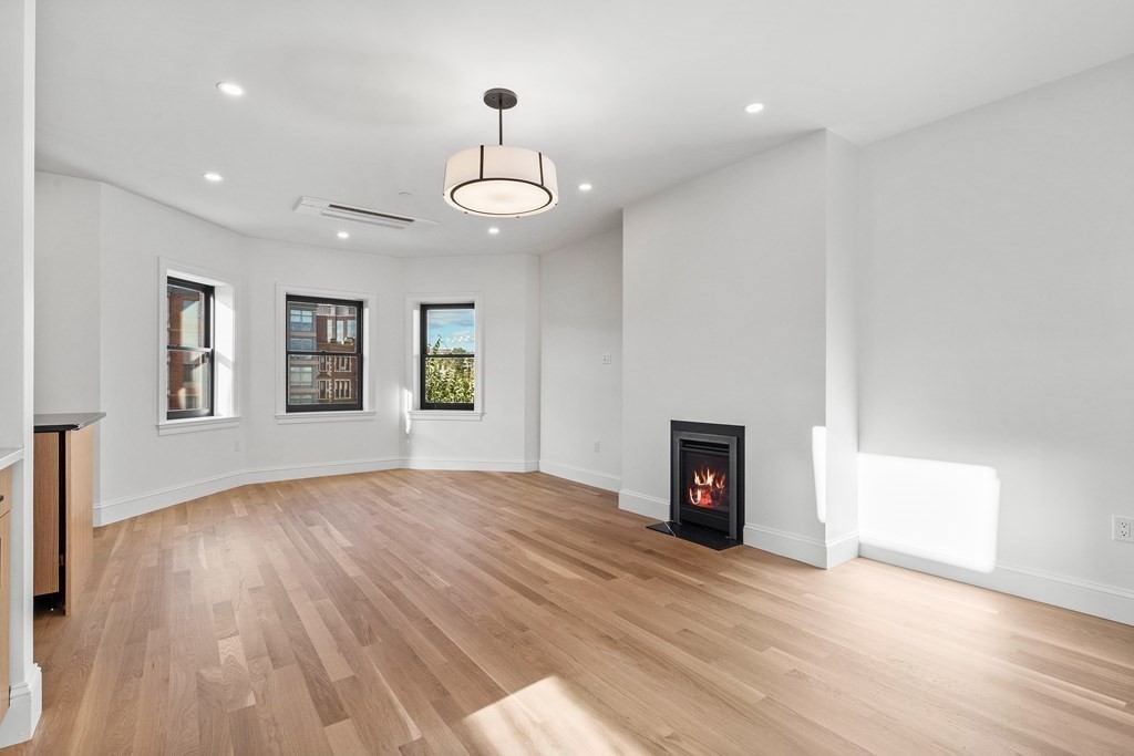 2 bed, 2 bath apartment for rent at 903 Beacon St Unit 3, Back Bay — photo 3 of 40