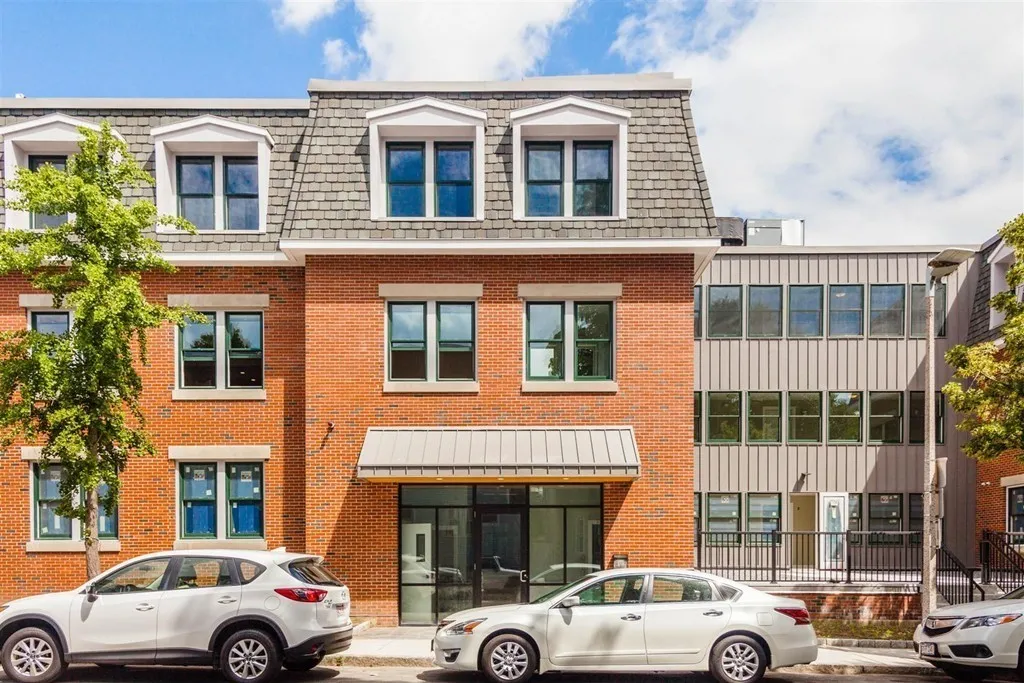 1 bed, 1 bath apartment for rent at 906 East 2nd St Unit 109, South Boston